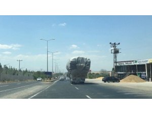Kapasitelerinin üstünde yük taşıyan kamyonların tehlikeli yolculuğu
