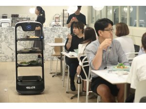 Bu restoranda QR koduyla girilen siparişleri robotlar servis ediyor