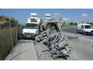 Tır kasasındaki vinç, kamyonetin üzerine devrildi