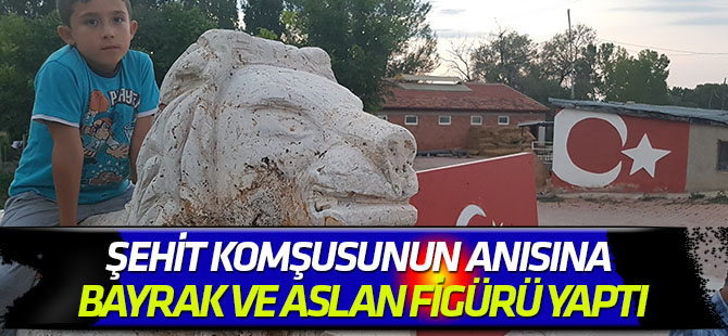 Şehit komşusunun anısına bayrak ve aslan figürü yaptı
