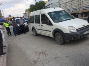 Kamyonetin çarptığı yaşlı adam yaralandı