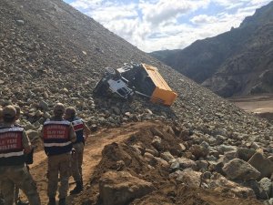 Kamyon uçuruma yuvarlandı: 1 ölü