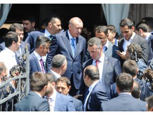 Cumhurbaşkanı Erdoğan’a cuma namazı çıkışında vatandaşlardan yoğun ilgi