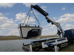 Mobilya ustası baba oğul ürettikleri tekneyi gölette yüzdürdü