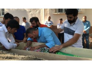 En acı tablo: Anne-kız birlikte son yolculuğuna uğurlandı