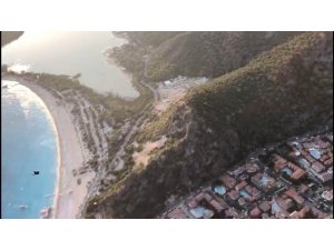 Base Jump sporcusu uçuşuyla heyecanlandırdı