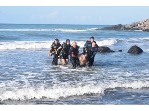 Oğluyla birlikte denize giren baba boğuldu