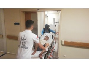 Kırmızı ışıkta geçen şarjlı bisikletliye araç çarptı: 1 yaralı