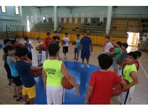 Haliliyeli gençler basketbol öğreniyor
