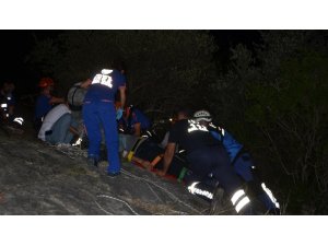 Selfie çekerken kayalıklara düştü