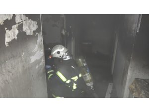 İki kardeş evde tek kaldığı sırada yangın çıktı