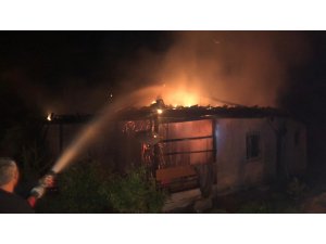 Tek katlı ahşap ev çıkan yangında kül oldu