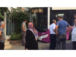 Kağıthane’de freni boşalan halk otobüsü iş yerine girdi