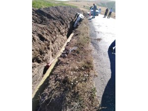 Otomobil doğalgaz kanalına düştü