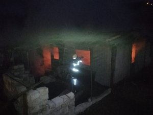 Yangında külde dönen prefabrike evdeki aile son anda kurtuldu