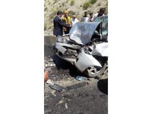 Otomobil iş makinasıyla çarpıştı:1 ölü, 3 yaralı