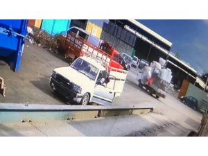 Hurda yüklü kamyonetten böyle düştü... 4 gündür hayat mücadelesi veriyor
