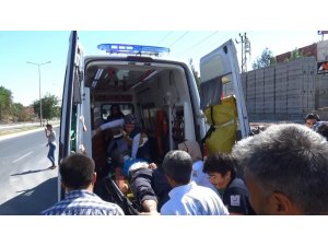 Diyarbakır’da makas atan otomobil yol kenarındaki taşlara çarptı: Baba öldü, oğlu yaralı
