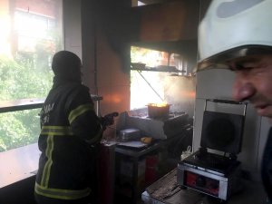 Mutfak yangını binaya sıçramadan söndürüldü