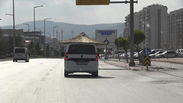 Konya'da trafikte "plaj şemsiyesi" ile seyreden araç
