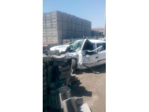 GÜNCELLEME - Parke taşı stokuna çarpan otomobilin ehliyetsiz sürücüsü öldü