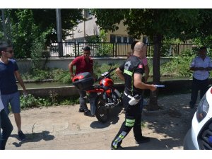 Kamyonete arkadan çarpan motosikletli yaralandı