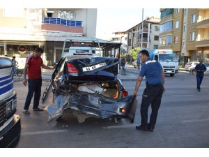 Çarptığı sürücüyü altına alarak sürükledi, aracını bırakıp kaçtı