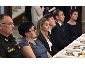 Putin, denizaltı faciasında ölen 13 mürettebatın aileleri ile bir araya geldi