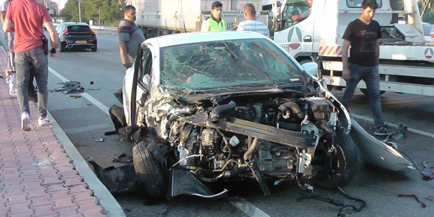 Otomobil, önce iki araca sonra direğe çarptı: 4 yaralı