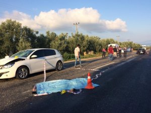 Otomobilin altında kalan motosikletli hayatını kaybetti