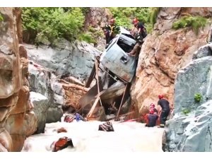 Gürcistan’da kamyon uçurumdan yuvarlandı: 5 ölü