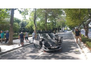 Beylikdüzü’nde kadın sürücü aracıyla takla attı