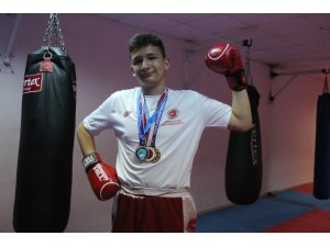 15 yaşındaki Kerem, kick boks ile hayata güldü