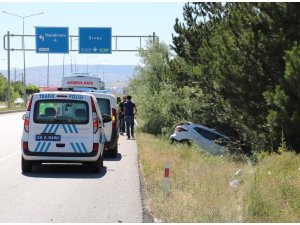 Kontrolden çıkan otomobil ağaca çarptı: 2 yaralı