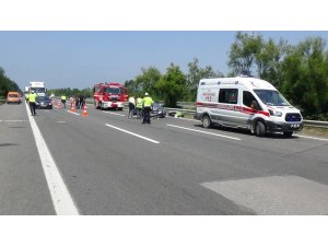 Yabancı plakalı otomobil tıra arkadan çarptı: 3 yaralı