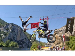 Motosikletle zipline yaptı
