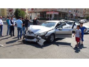 Düğüne giden aile kaza yaptı: 6 yaralı