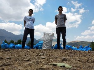 Liseli gençler barajdaki çöpleri temizledi