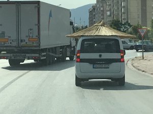Trafikte "plaj şemsiyesi" ile seyreden araca ceza