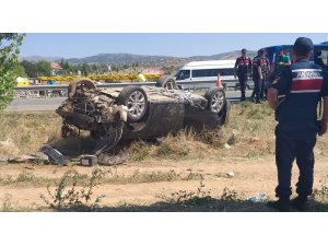 Otomobil takla atarak devrildi: 4 yaralı