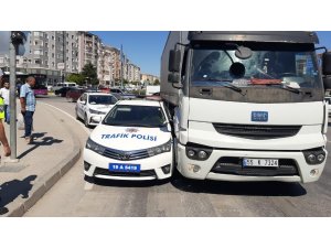 Tırın sıkıştırdığı polis otosunu vatandaşlar kurtardı