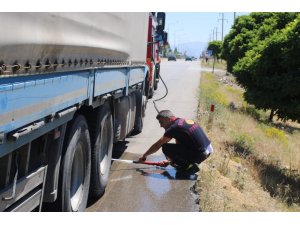 Seyir halindeki tırın balatalarından çıkan duman yürekleri ağza getirdi