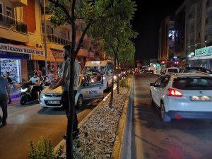 Çekici gecikince yolu kapatan arızalı aracı elleriyle kaldırıp taşıdılar