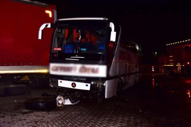 Yolcu otobüsü TIR'a çarptı: 17 yaralı