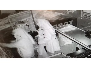 Kadın kıyafetli hırsızlar 50 bin lira değerindeki sigaralarla yakalandı