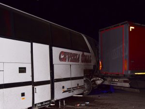 Konya'dan giden olcu otobüsü tıra çarptı: 17 yaralı