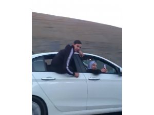 Otomobilin camında tehlikeli yolculuk