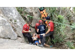Kabak Koyunda kayalıklardan düşen kişiyi JAK kurtardı