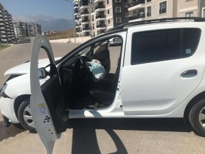 Otomobiller kafa kafaya çarpıştı: 2 yaralı