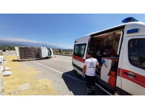 Lastiği patlayan kamyonet devrildi; 3 Yaralı